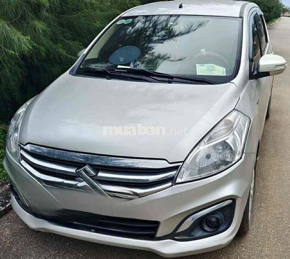 Suzuki Ertiga 7 chỗ màu Bạc