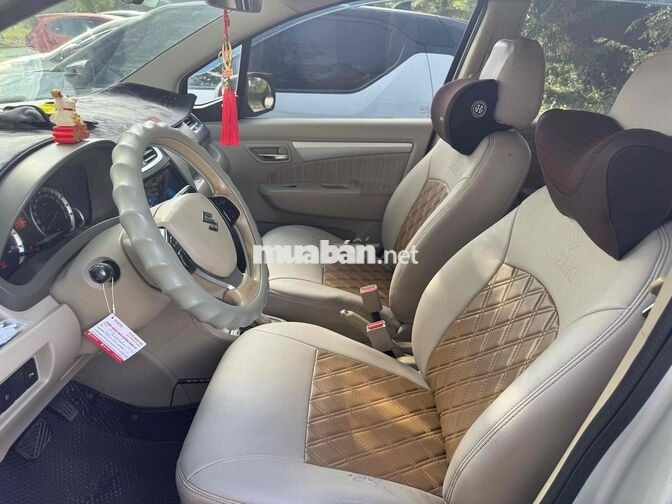 Suzuki Ertiga 7 chỗ màu Bạc
