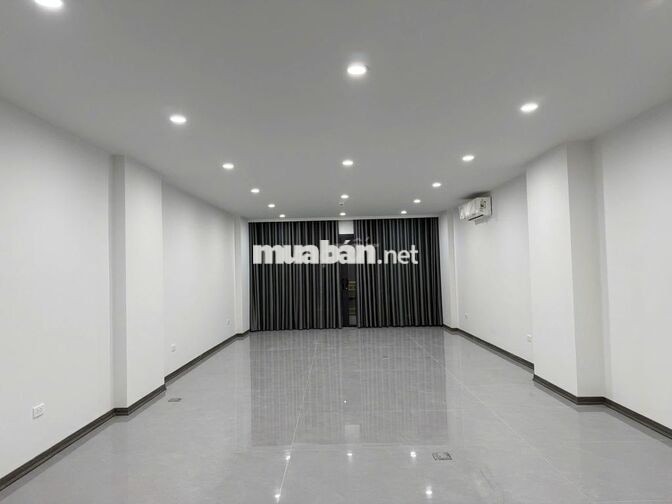 Cho thuê nhà ngõ 155 Nguyễn Khang, Dt 80m2 x 2 tầng có hầm để xe