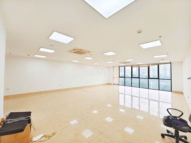Cho thuê sàn văn phòng Khuất Duy Tiến 100m2 14tr view hồ điều hòa