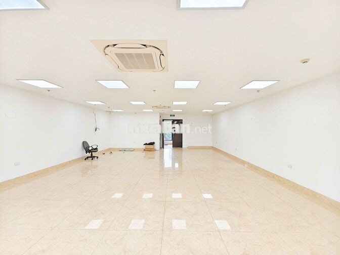 Cho thuê sàn văn phòng Khuất Duy Tiến 100m2 14tr view hồ điều hòa