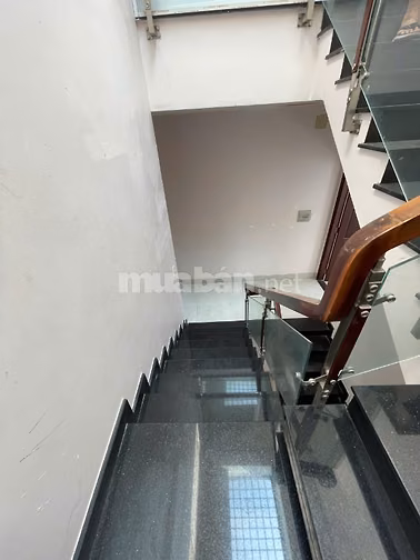 MTKD Ngay Chợ Tân Hương . DT : 5.6 x 23m . 4 Tầng . Giá : 36 triệu 