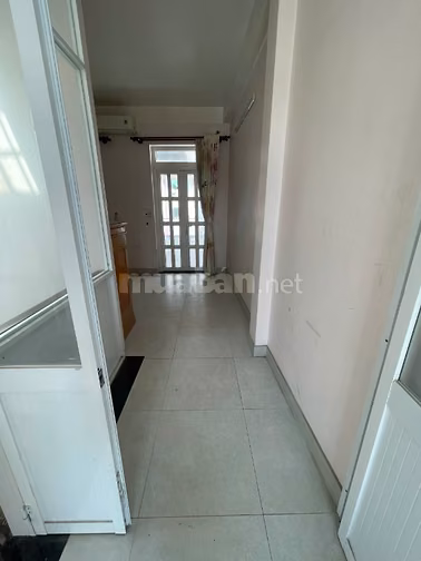 MTKD Ngay Chợ Tân Hương . DT : 5.6 x 23m . 4 Tầng . Giá : 36 triệu 