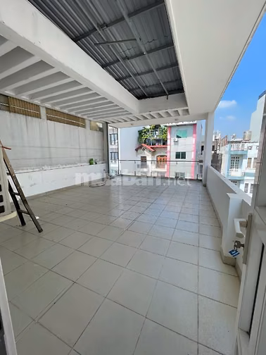 MTKD Ngay Chợ Tân Hương . DT : 5.6 x 23m . 4 Tầng . Giá : 36 triệu 