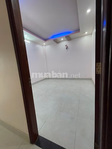 MTKD Ngay Chợ Tân Hương . DT : 5.6 x 23m . 4 Tầng . Giá : 36 triệu 