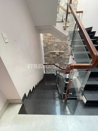 MTKD Ngay Chợ Tân Hương . DT : 5.6 x 23m . 4 Tầng . Giá : 36 triệu 