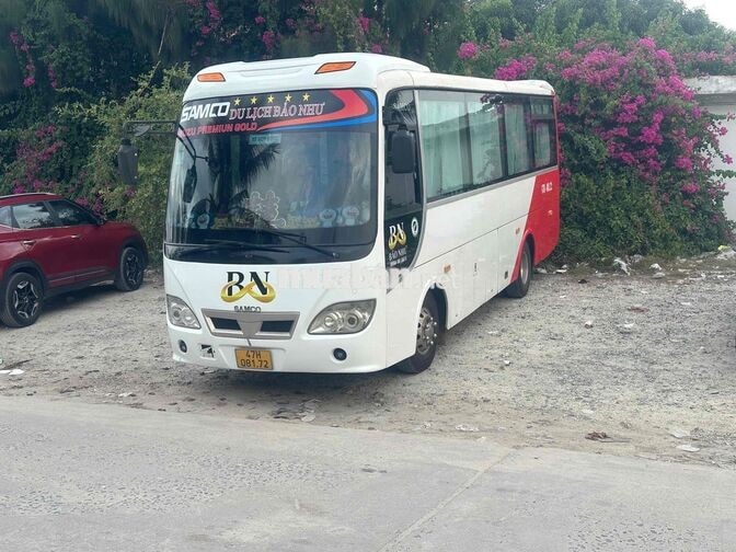 Samco Isuzu Premium Gold 2014 29 chỗ Trắng đỏ