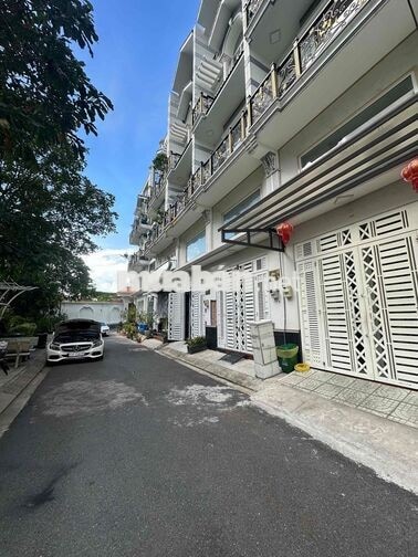 Cho Thuê Nhà 5PN , 5 WC , DTSD 205 m2 , LK Aeon .