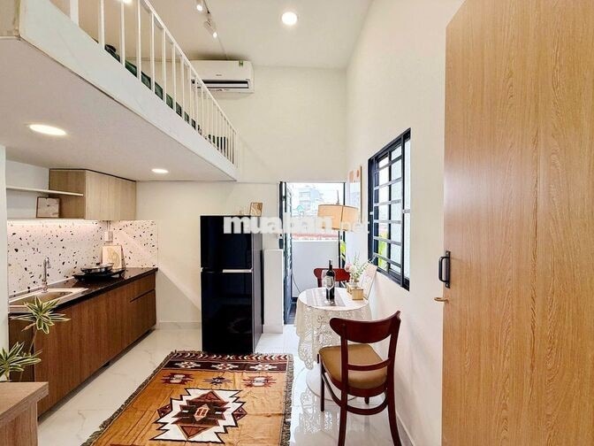 phòng có gác nội thất đầy đủ có ban công thang máy