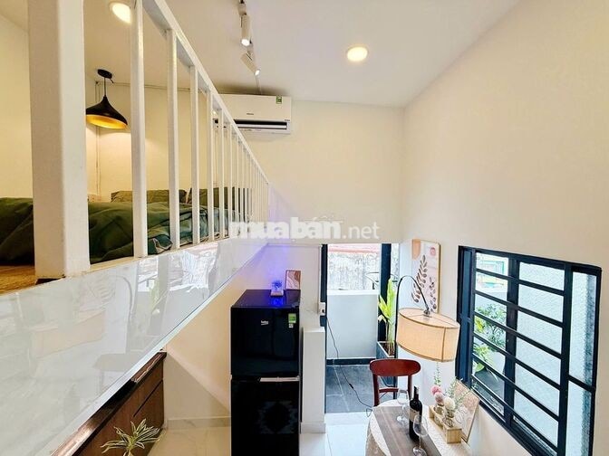 phòng có gác nội thất đầy đủ có ban công thang máy