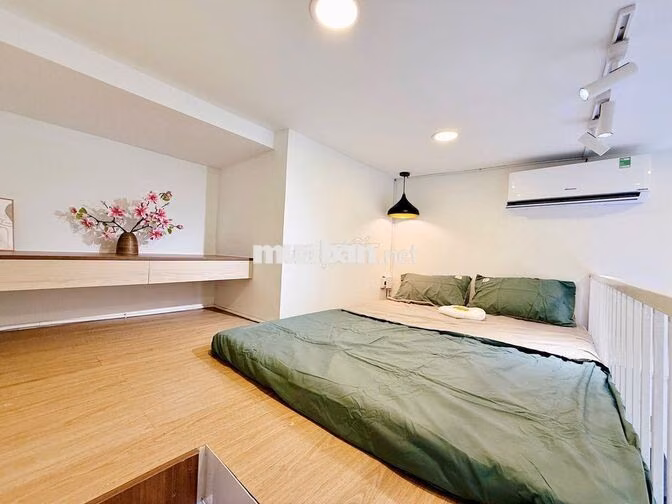 phòng có gác nội thất đầy đủ có ban công thang máy