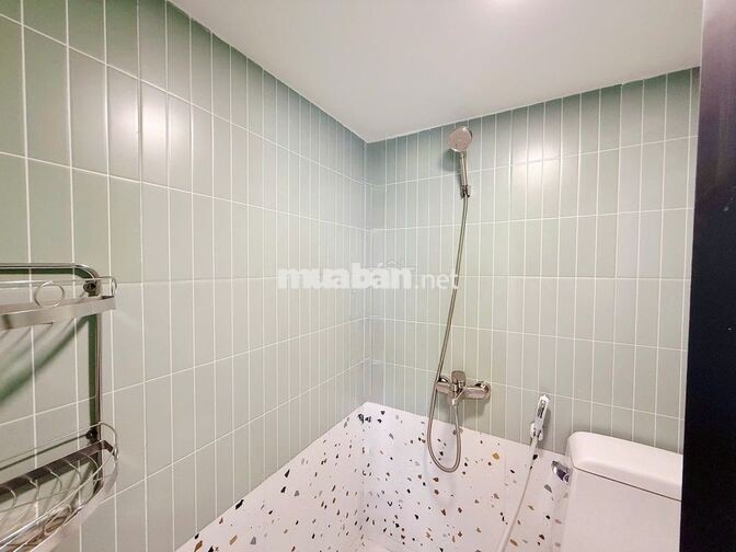 phòng có gác nội thất đầy đủ có ban công thang máy