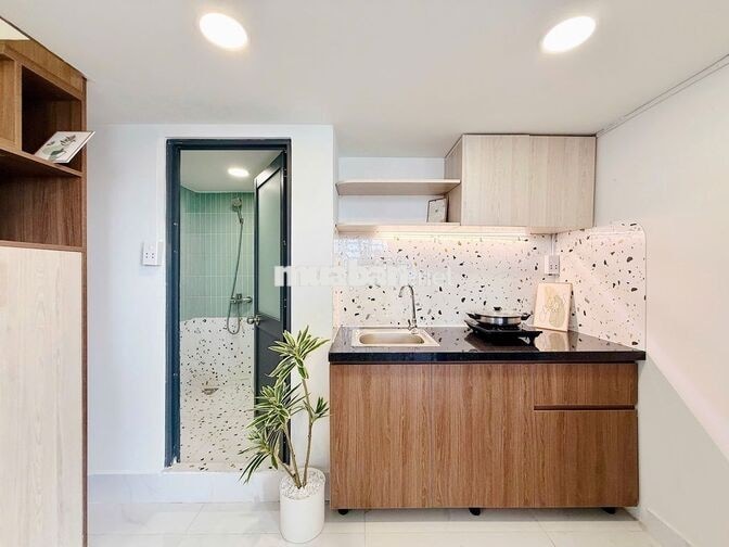 phòng có gác nội thất đầy đủ có ban công thang máy