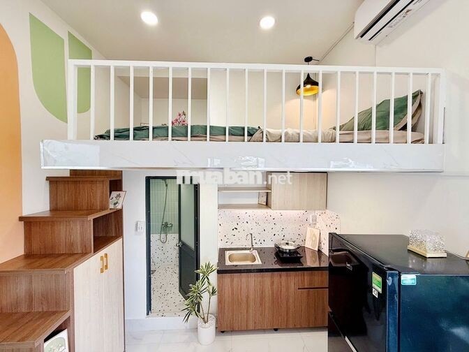 phòng có gác nội thất đầy đủ có ban công thang máy