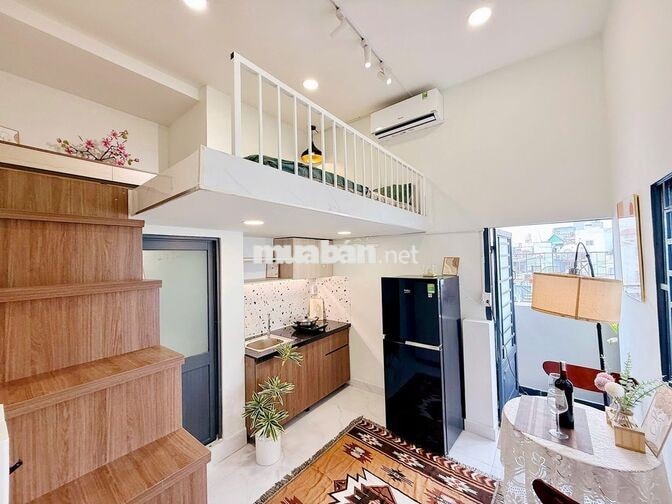 phòng có gác nội thất đầy đủ có ban công thang máy