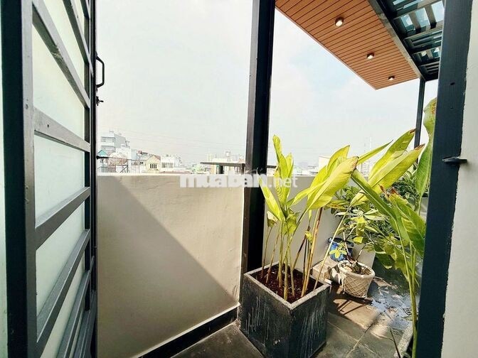 phòng có gác nội thất đầy đủ có ban công thang máy