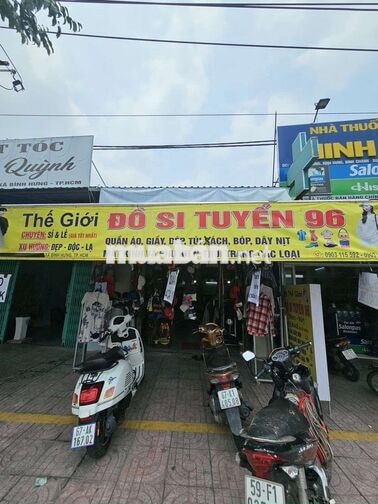 cho thuê chỗ ngồi sửa quần áo nhỏ trước shop đồ si