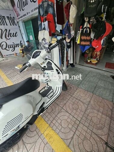cho thuê chỗ ngồi sửa quần áo nhỏ trước shop đồ si