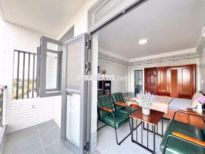 Studio Ban Công Cao Cấp FULL NỘI THẤT Kế bên Siêu Thị Emart 