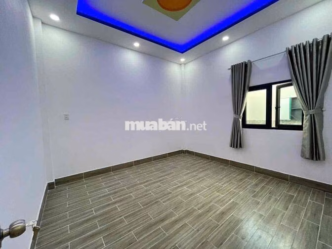 cần bán căn nhà ngay trung tâm , 3 phòng ngủ