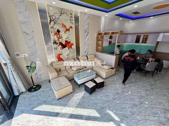 cần bán căn nhà ngay trung tâm , 3 phòng ngủ
