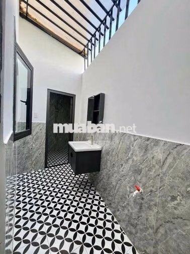 cần bán căn nhà ngay trung tâm , 3 phòng ngủ