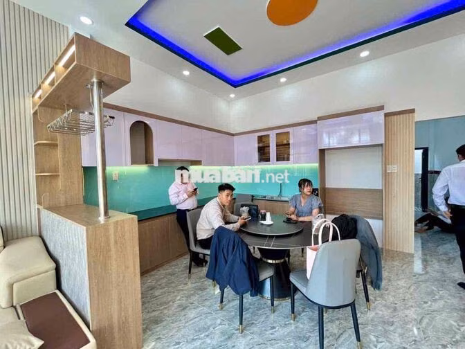 cần bán căn nhà ngay trung tâm , 3 phòng ngủ