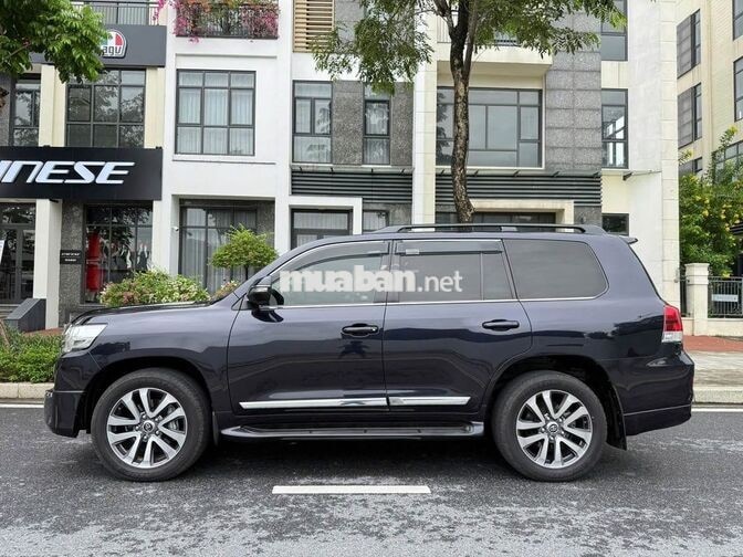 Toyota Land Cruiser 4.6 V8 2020 Đen 7 chỗ