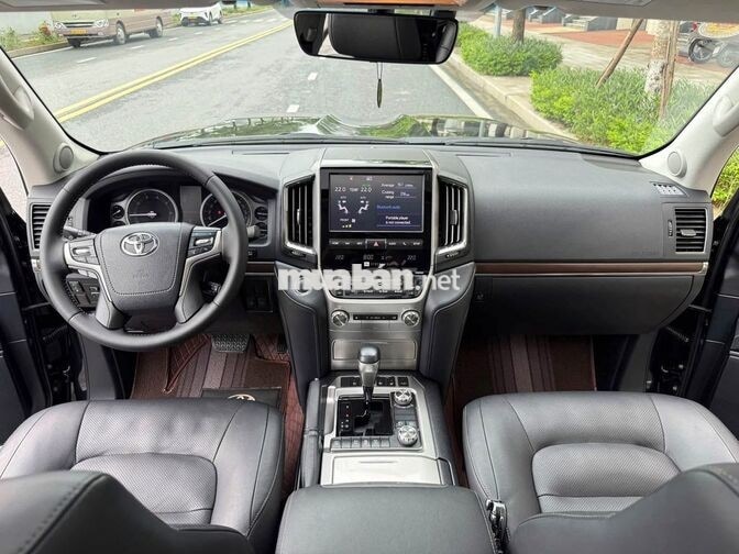 Toyota Land Cruiser 4.6 V8 2020 Đen 7 chỗ
