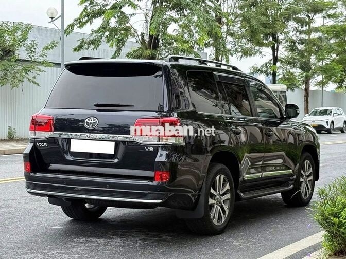 Toyota Land Cruiser 4.6 V8 2020 Đen 7 chỗ