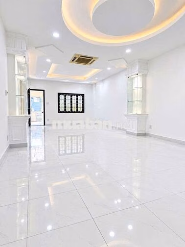 NHÀ MỚI !! Cho thuê 221D Võ Văn Tần, Q3 cũ, DTSD 300m2 