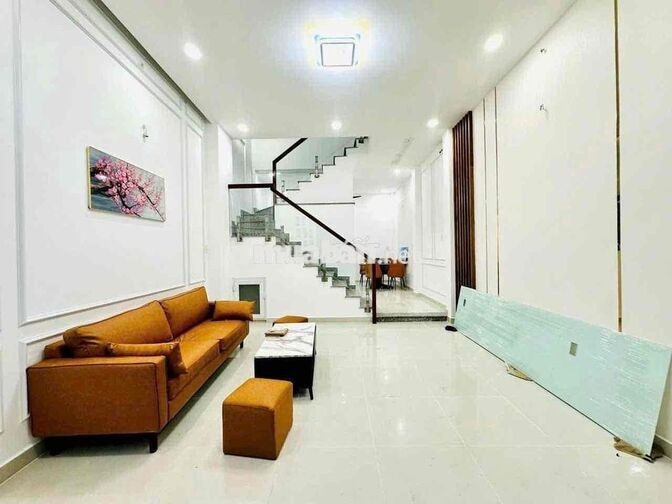 NHÀ GẦN CHỢ ĐƯỜNG. TRỆT LẦU 2PN 2WC ( SẴN BÀN GHẾ , TỦ QUẦN ÁO )