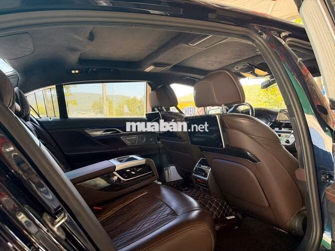BMW 740Li Pure Excellence model 2021 Xanh