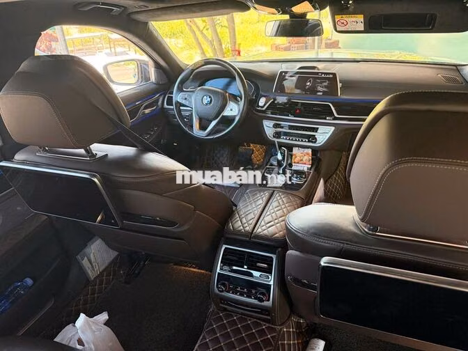 BMW 740Li Pure Excellence model 2021 Xanh