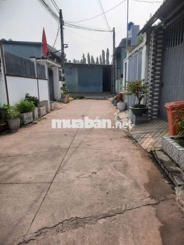 NHÀ GẦN CHỢ TRƯỜNG HỌC, NHÀ THỜ, HẺM XE HƠI, 2 LẦU,  CÁCH XE BUS 400M 
