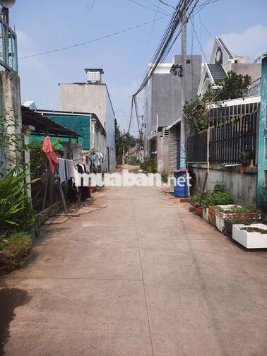 NHÀ GẦN CHỢ TRƯỜNG HỌC, NHÀ THỜ, HẺM XE HƠI, 2 LẦU,  CÁCH XE BUS 400M 