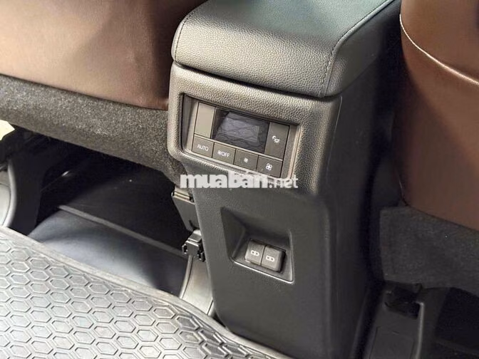 Bán Innova Cross 2.0V 2024 32.000km - Giá còn bớt