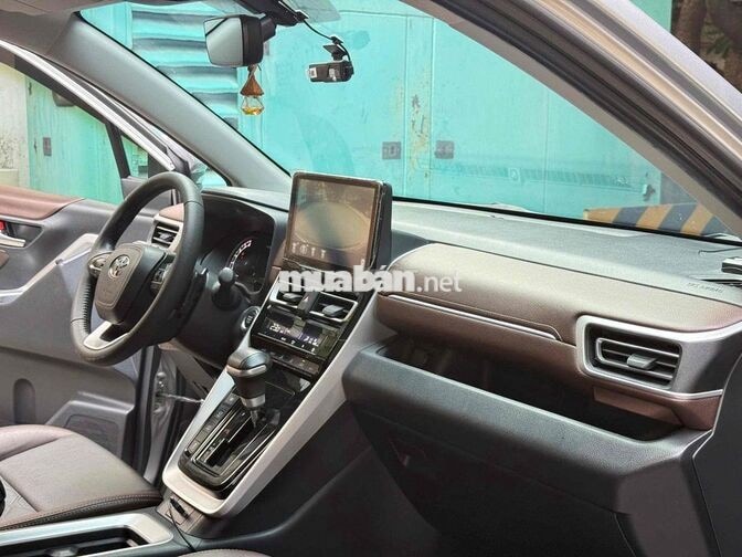 Bán Innova Cross 2.0V 2024 32.000km - Giá còn bớt