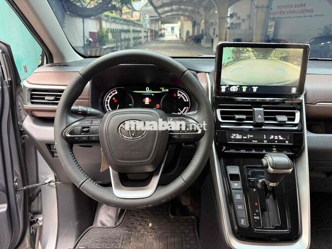 Bán Innova Cross 2.0V 2024 32.000km - Giá còn bớt