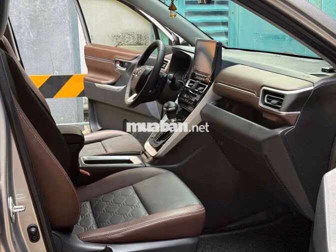 Bán Innova Cross 2.0V 2024 32.000km - Giá còn bớt
