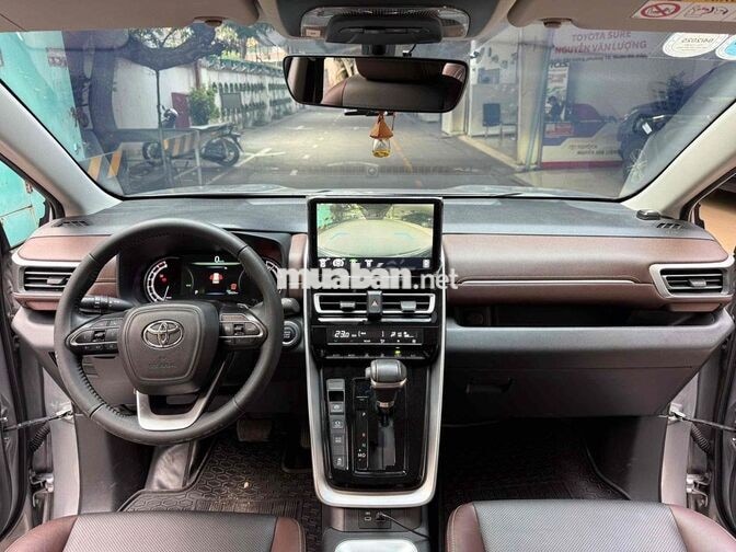Bán Innova Cross 2.0V 2024 32.000km - Giá còn bớt