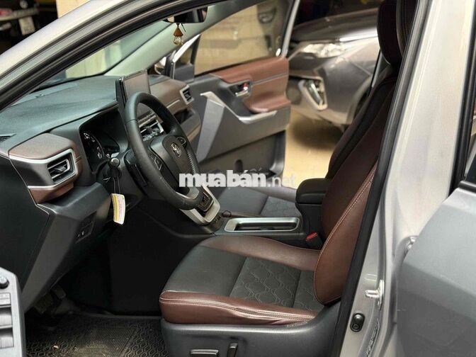 Bán Innova Cross 2.0V 2024 32.000km - Giá còn bớt
