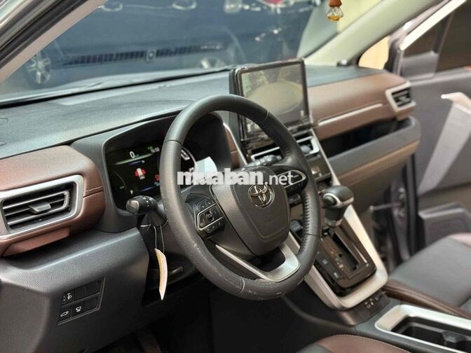 Bán Innova Cross 2.0V 2024 32.000km - Giá còn bớt