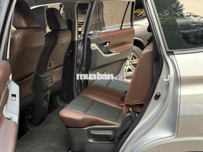 Bán Innova Cross 2.0V 2024 32.000km - Giá còn bớt