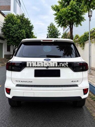 Ford Everest Titanium 7 chỗ Tự động Trắng