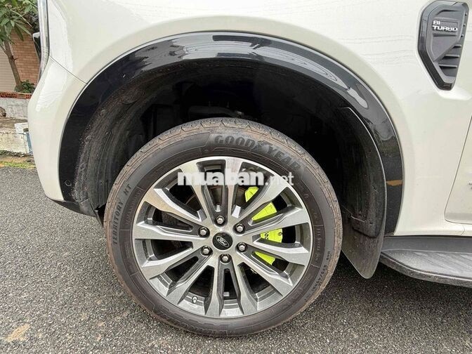 Ford Everest Titanium 7 chỗ Tự động Trắng