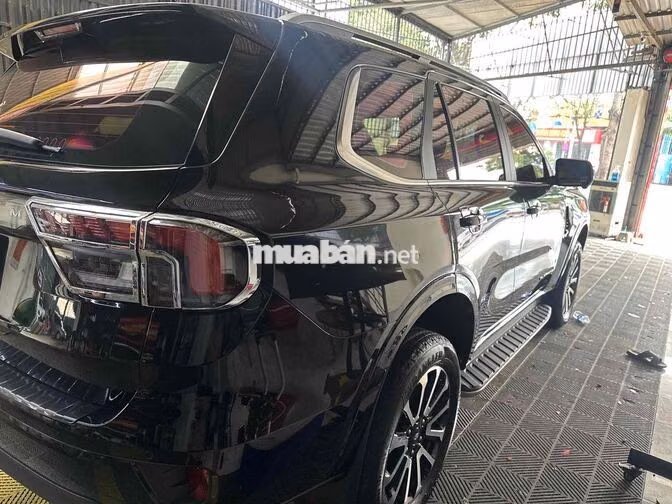 Ford Everest Platinum 2 cầu 2025 Đen