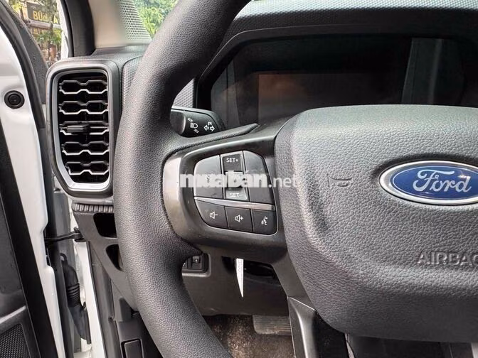 Ford Ranger XLS 4x2 AT 2023 Trắng 20.000 km