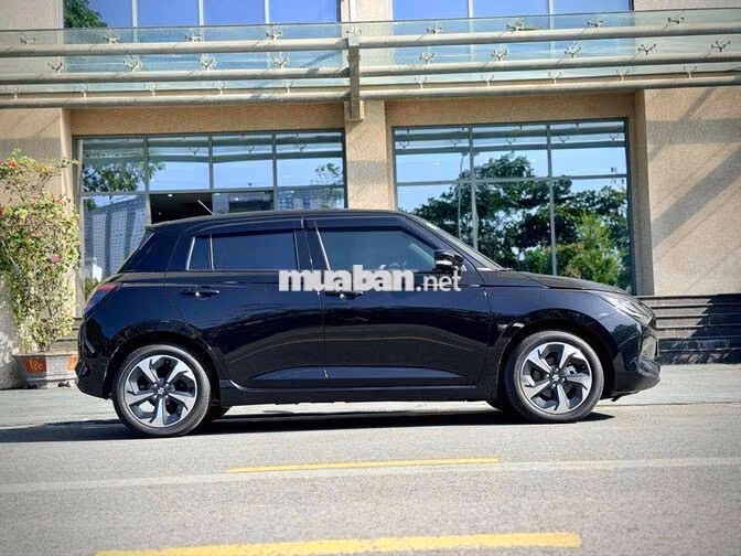 Suzuki Swift Hybrid 11/2025 Đen 3.000 km