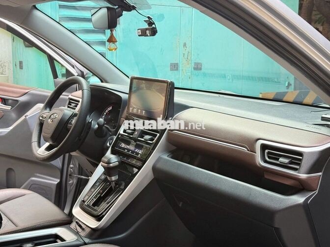 8 Chỗ - Tự Động. INNOVA CROSS 2.0V 2024 - Giá TL